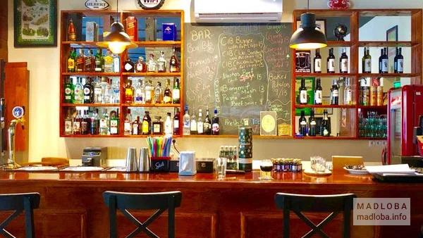 Барная стойка в The Cork Irish Bar