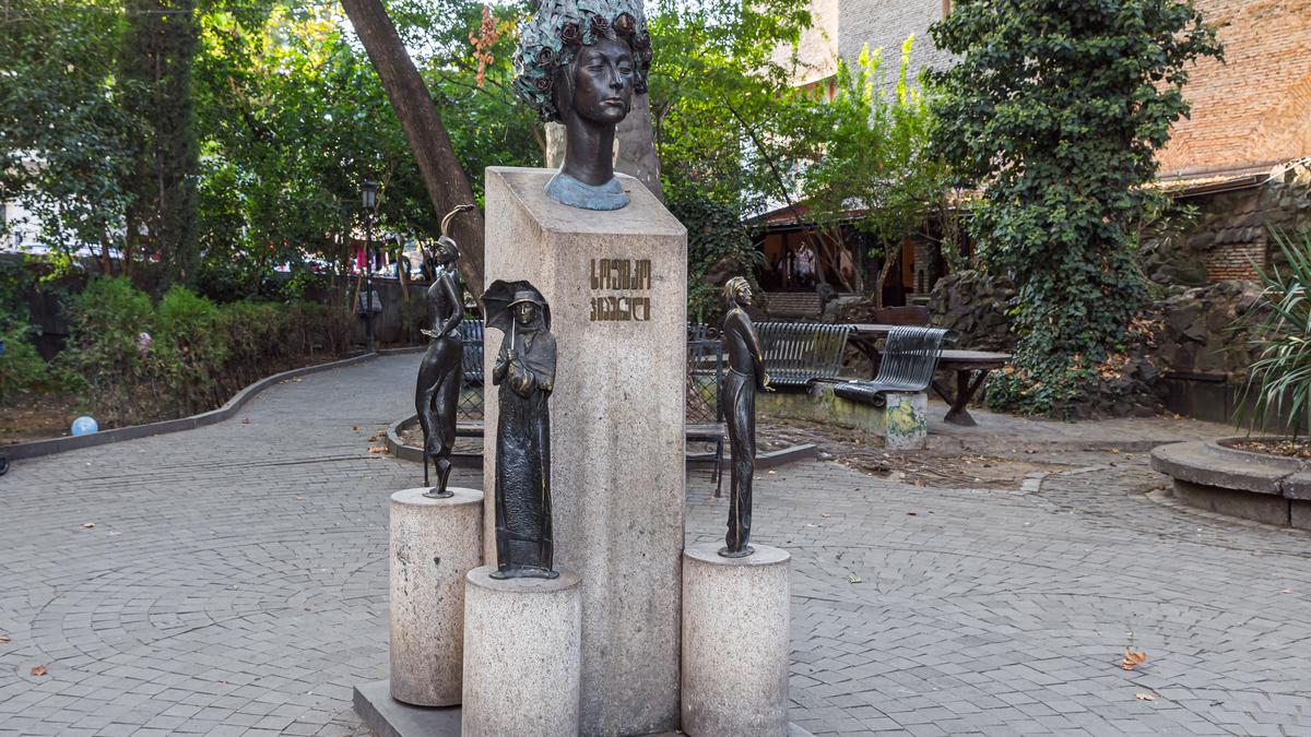 Памятник известной советско-грузинской актрисе театра и кино Софико Чиаурели