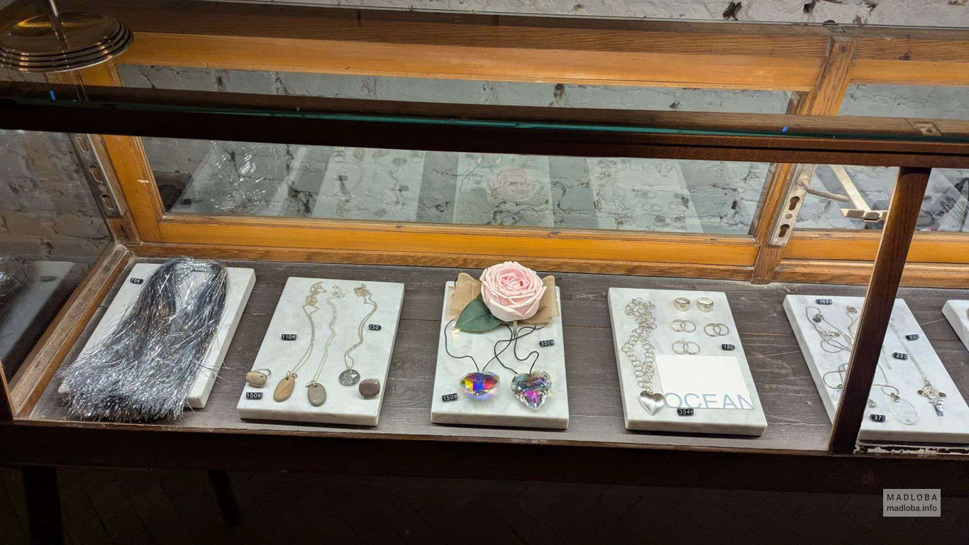 украшения на витрине в магазине The Shop
