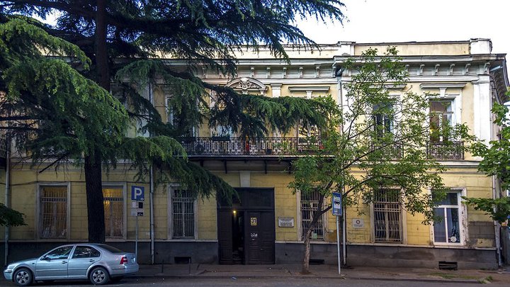 თეატრი ათონელზე