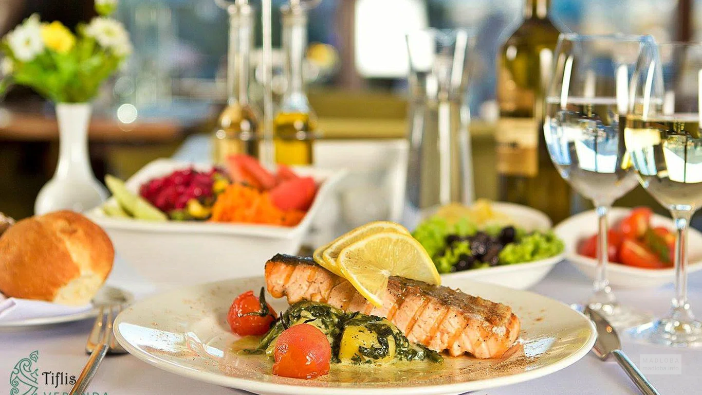 Грузинское рыбное блюдо Tiflis Veranda Restaurant