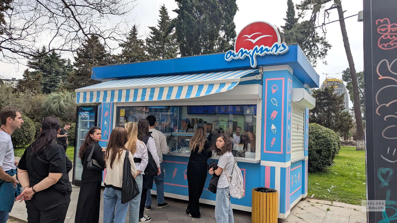 Tolia — киоск мороженого в Батуми