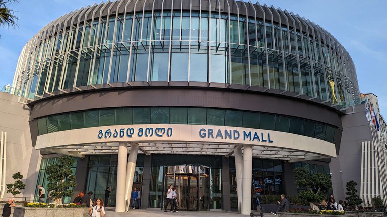 Куда пойти на шопинг в Батуми? Новый ТЦ "Grand Mall"