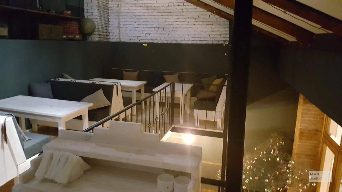 Интерьер Traveler's Bar в Тбилиси