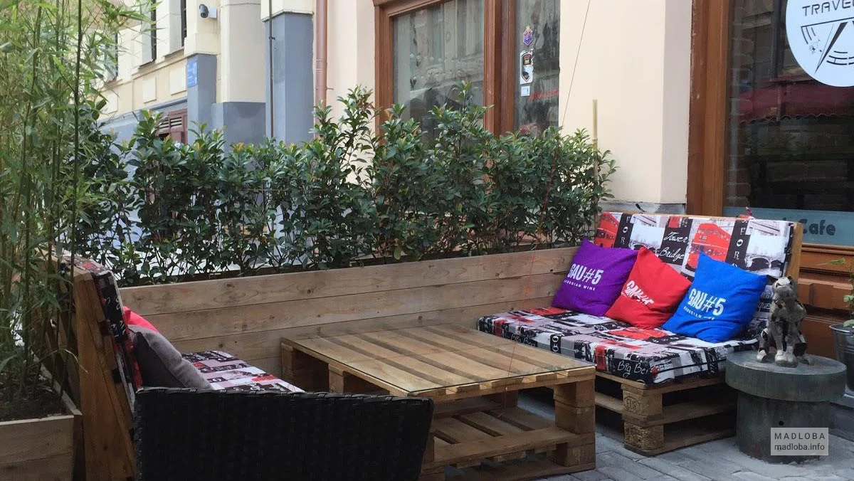 Терраса Traveler's Bar в Тбилиси