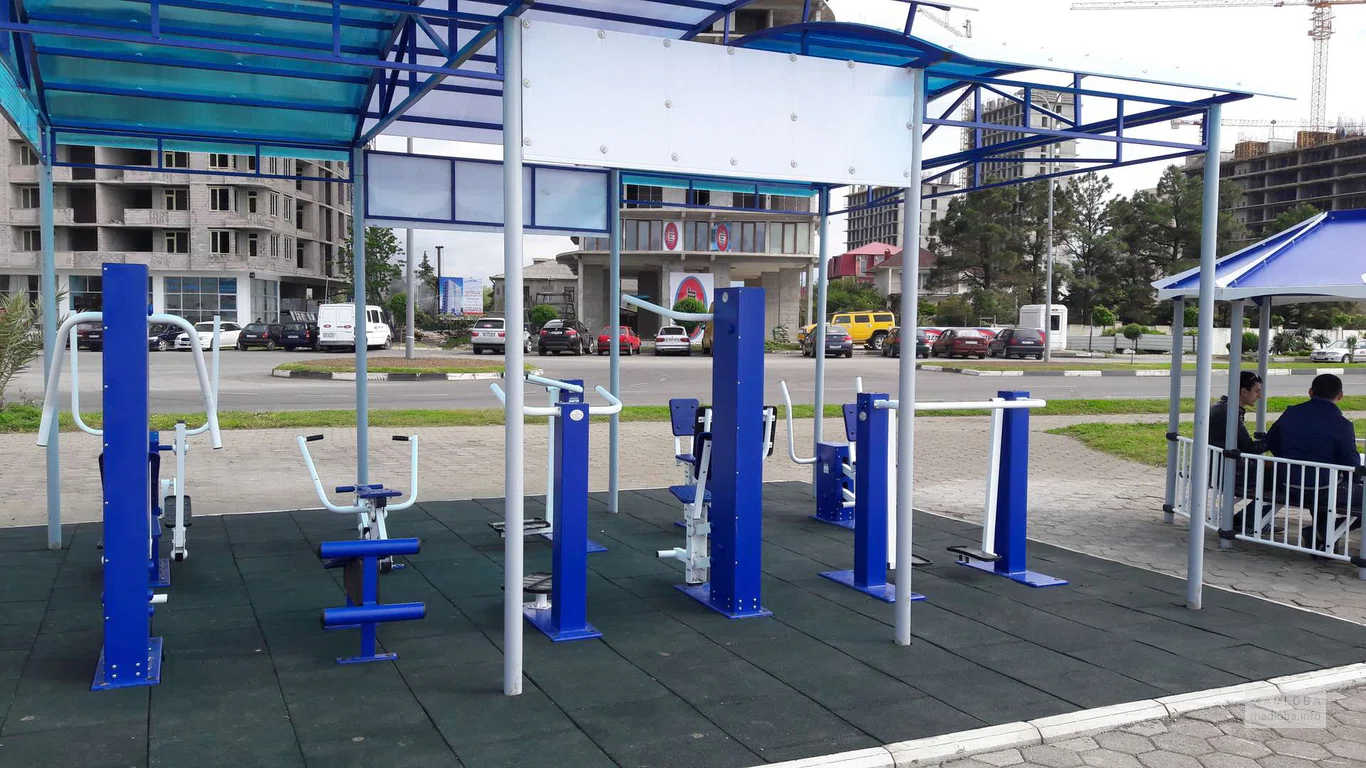 Simulators on the embankment No. 3 (near the amusement park at the water park)