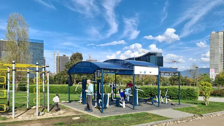 Exercise machines on Embankment No. 4 (in Lech and Maria Kaczynski Park)