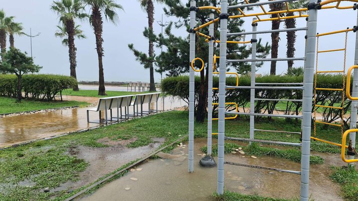 Exercise machines on Embankment No. 4 (in Lech and Maria Kaczynski Park)