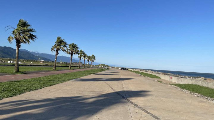 Exercise equipment on the embankment No. 5 (near the airport)