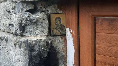 ჩხიკვთის სამების ეკლესია მეგალითური გალავანით