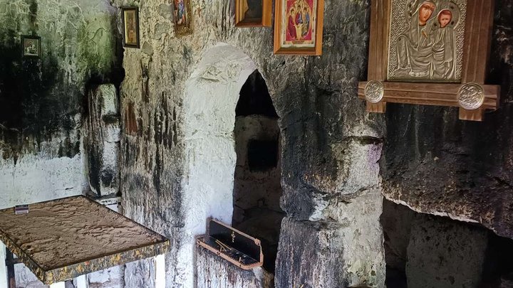 ჩხიკვთის სამების ეკლესია მეგალითური გალავანით