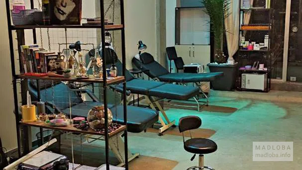 Интерьер в салоне тату и пирсинга "True Tattoo Batumi"