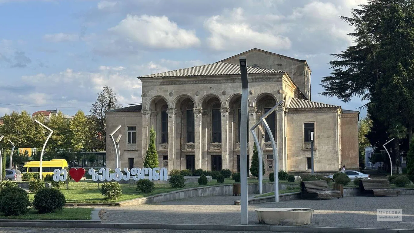 Вид с дороги на Центральную площадь