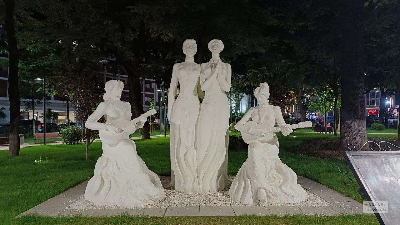 Памятник сестрам Ишхнели в Центральном парке Кутаиси