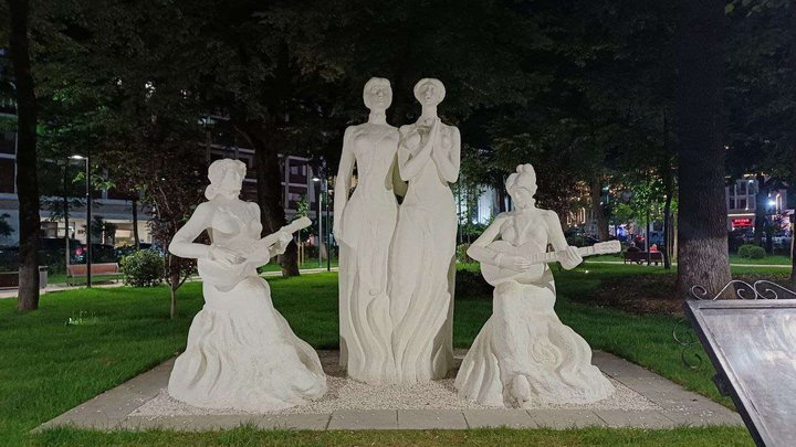 Statue Sisters Ishkhneli