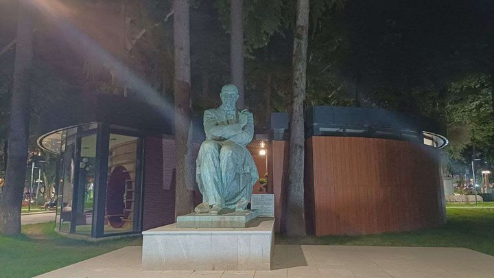 Zakharia Paliashvili's monument