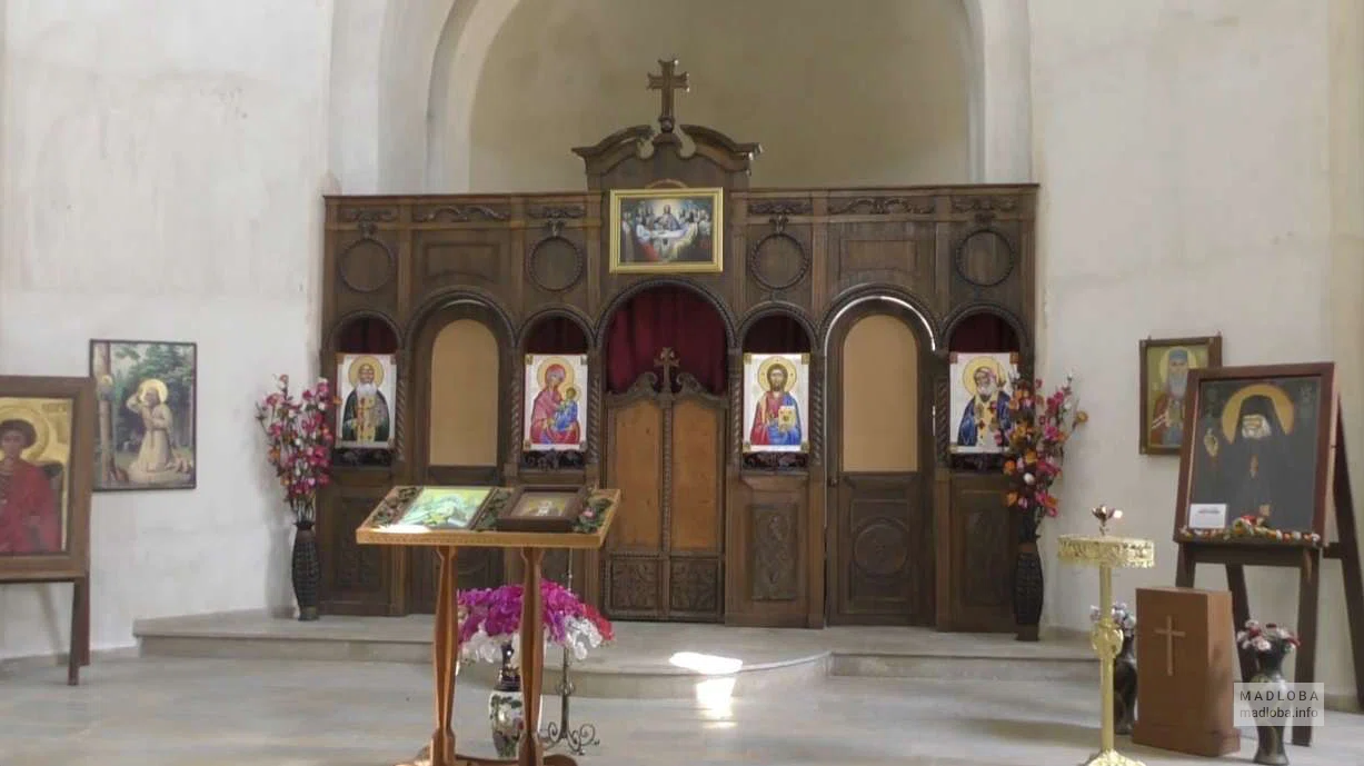 алтарь в церкви Святого Серафима Саровского