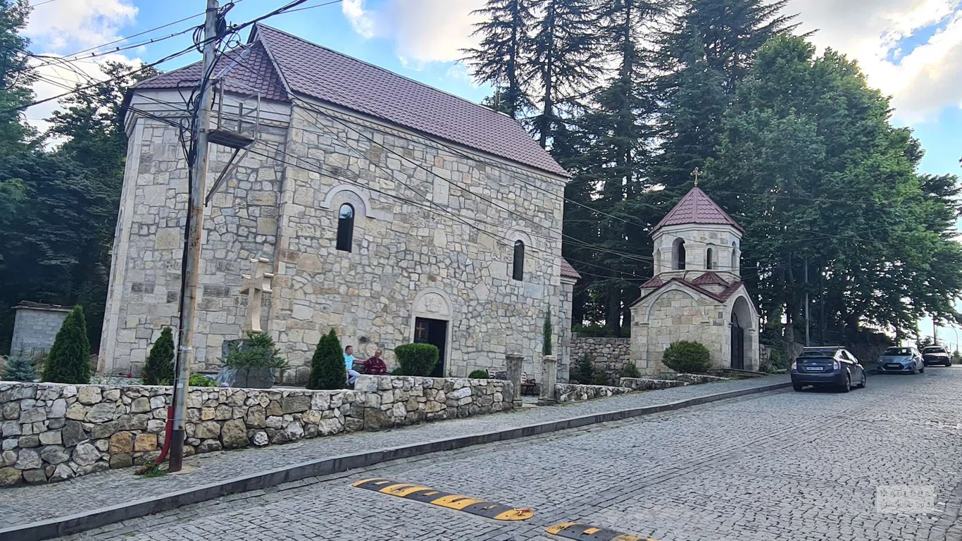 20-ე სკოლის გვერდით ეკლესია