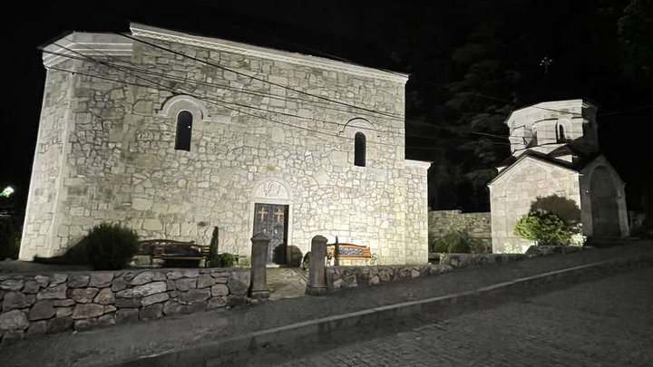 20-ე სკოლის გვერდით ეკლესია