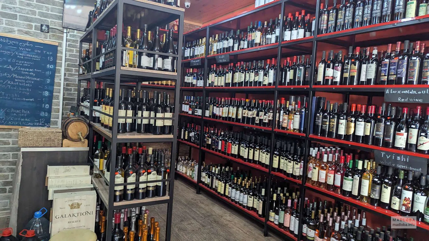 вино на полках в магазине вина Tsinandali в Батуми