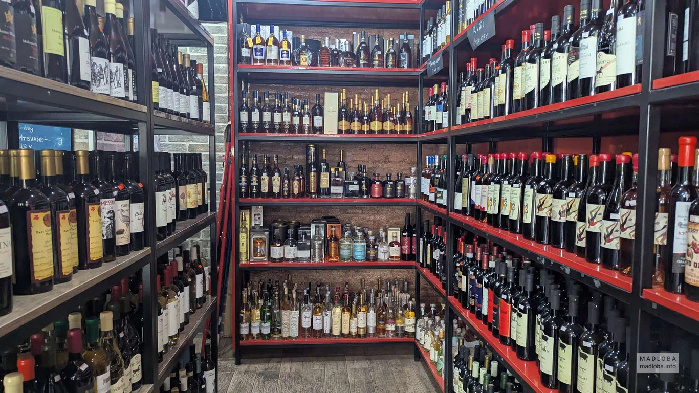 вино на полках в магазине Tsinandali