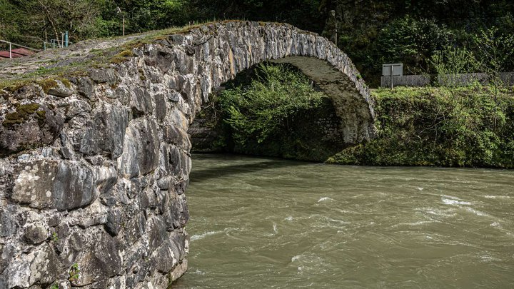Tskhemlar arch bridge