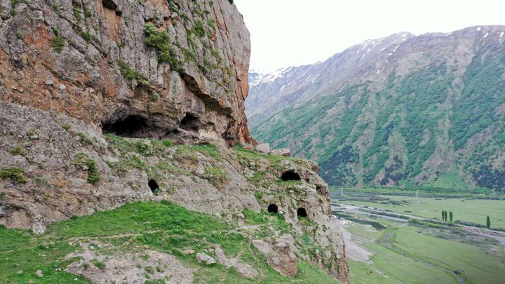 Tsodvilt Kohebi Caves (Sinner's Huts)