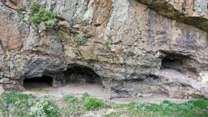 Tsodvilt Kohebi Caves (Sinner's Huts)