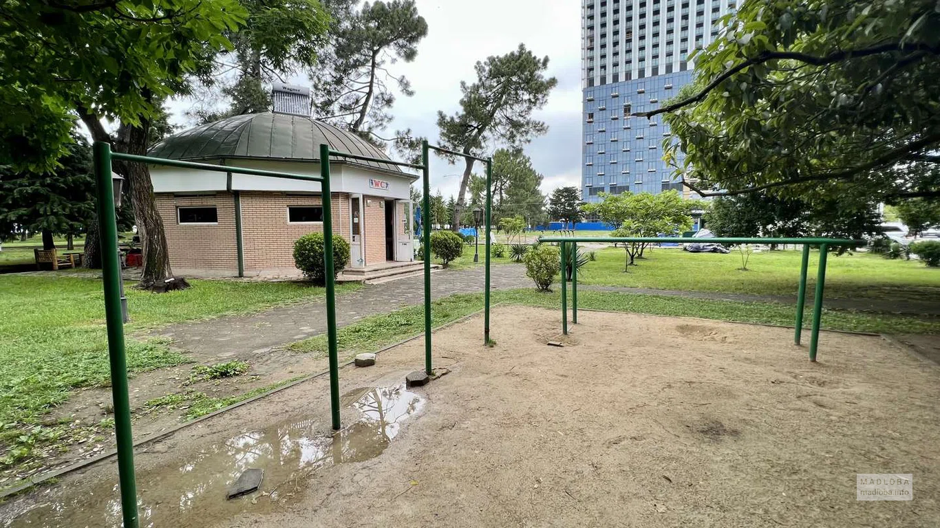 Horizontal bars and bars on embankment No. 3 (near the Dolphinarium)