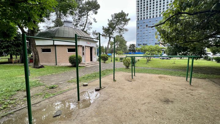 Horizontal bars and bars on embankment No. 3 (near the Dolphinarium)