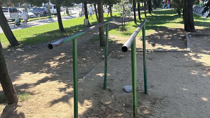 Horizontal bars and bars on embankment No. 4 (opposite the Maritime Academy)