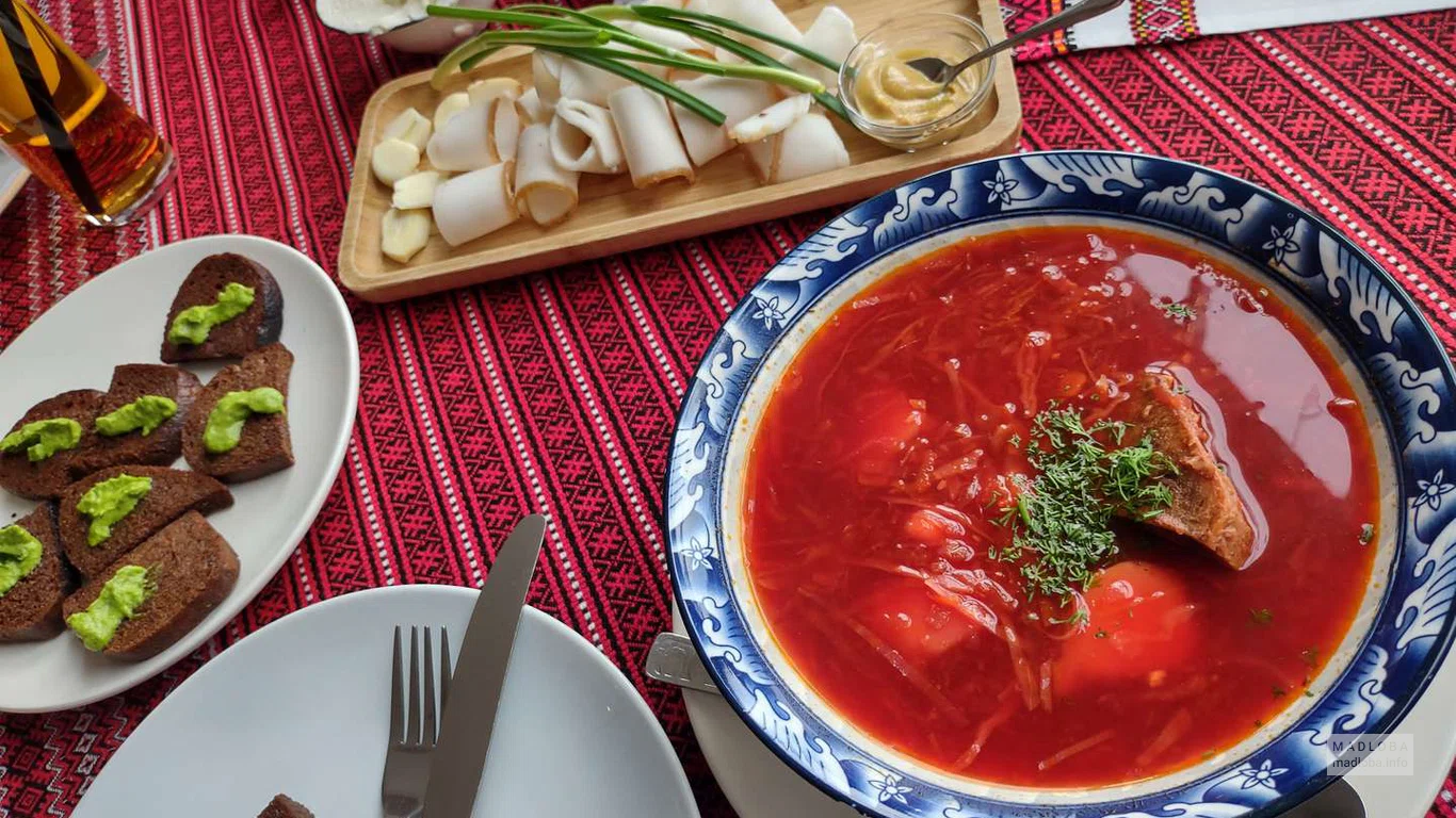 Борщ с черным хлебом и салом