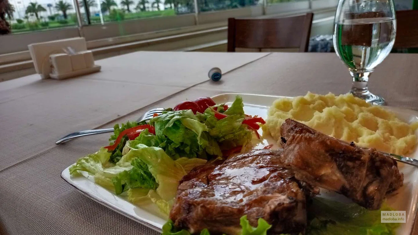 Свиные рёбрышки с пюре и овощами