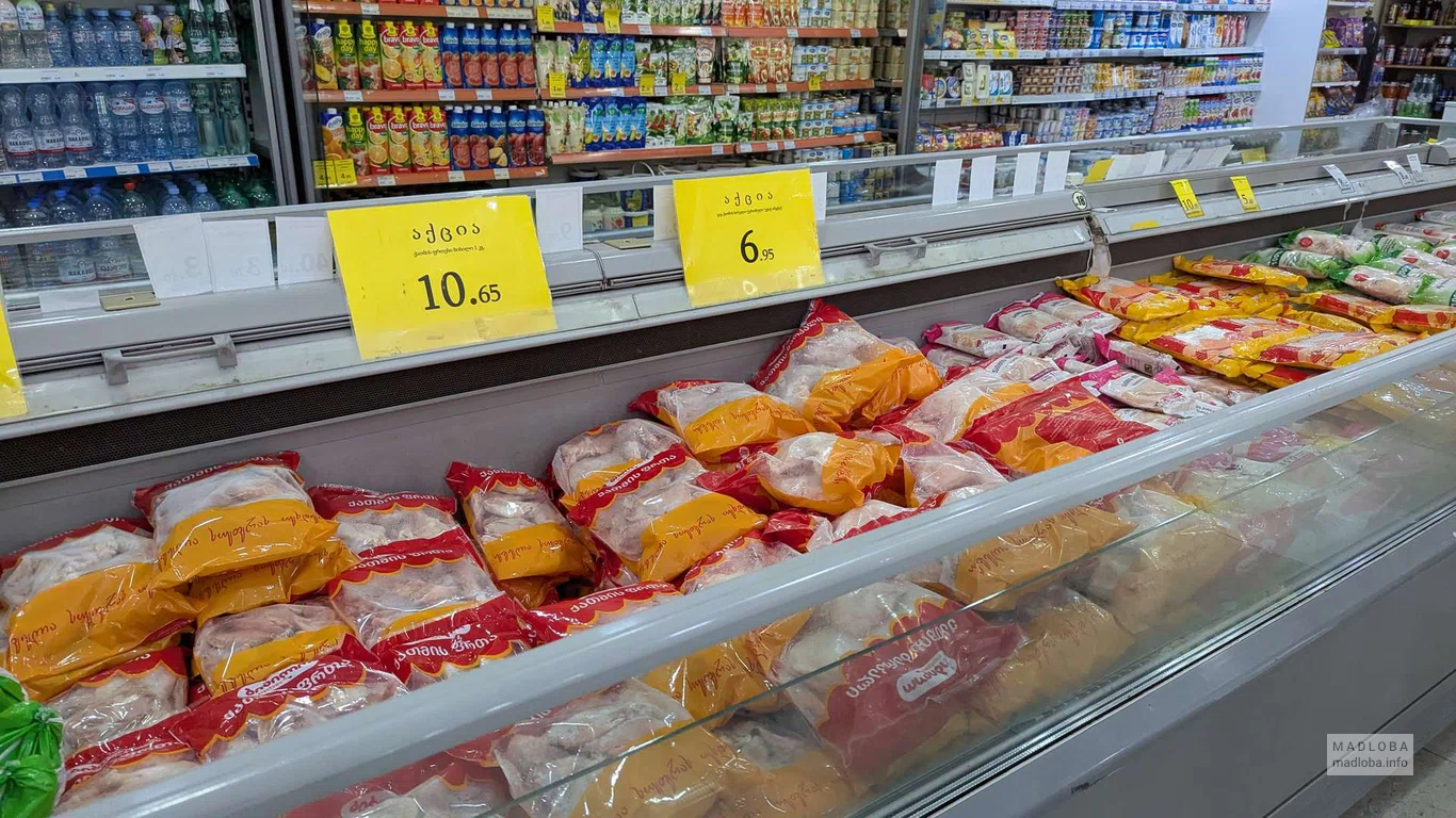Холодильники с заморозкой  в продуктовом магазине