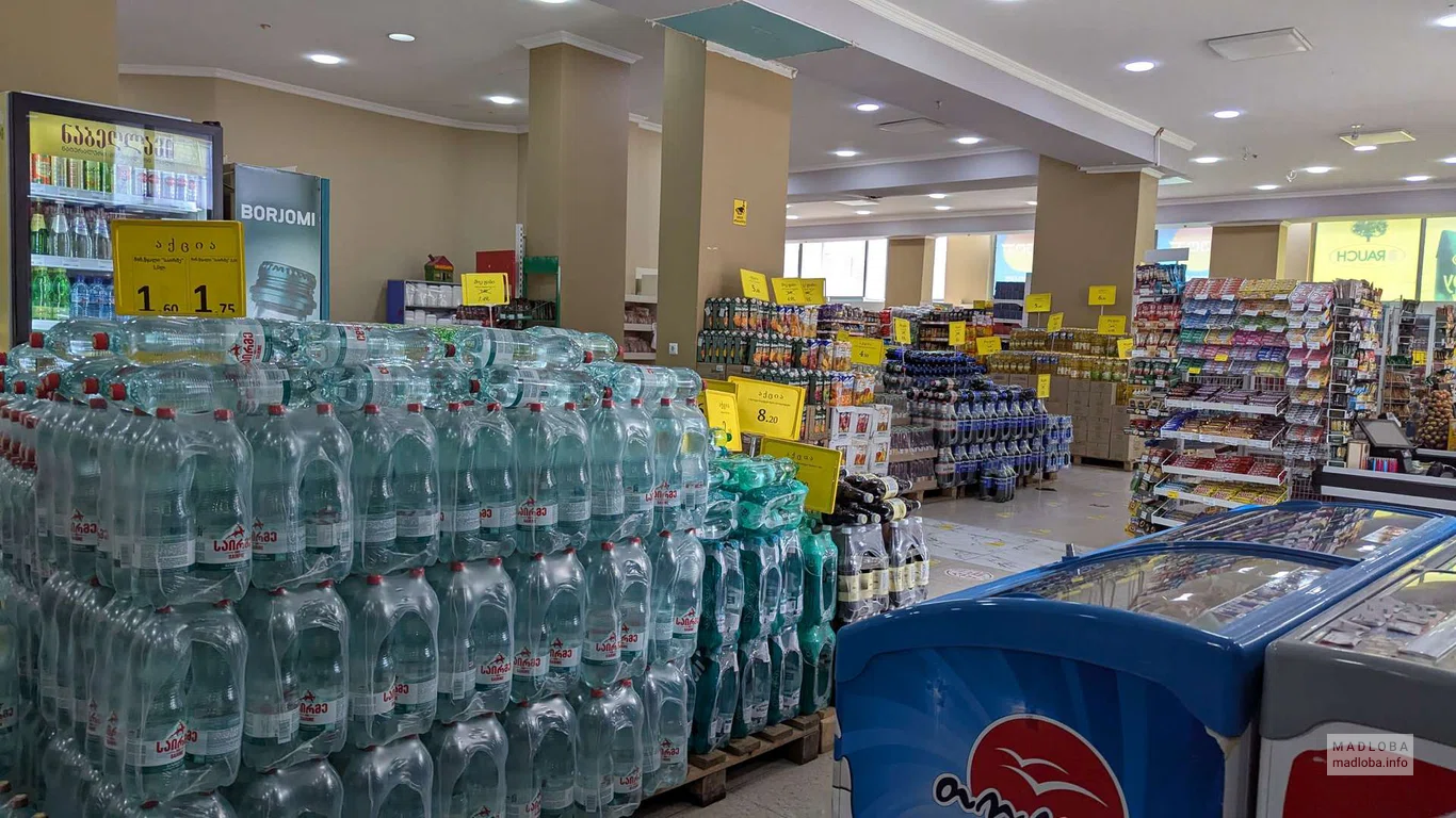 Вода в продуктовом магазине