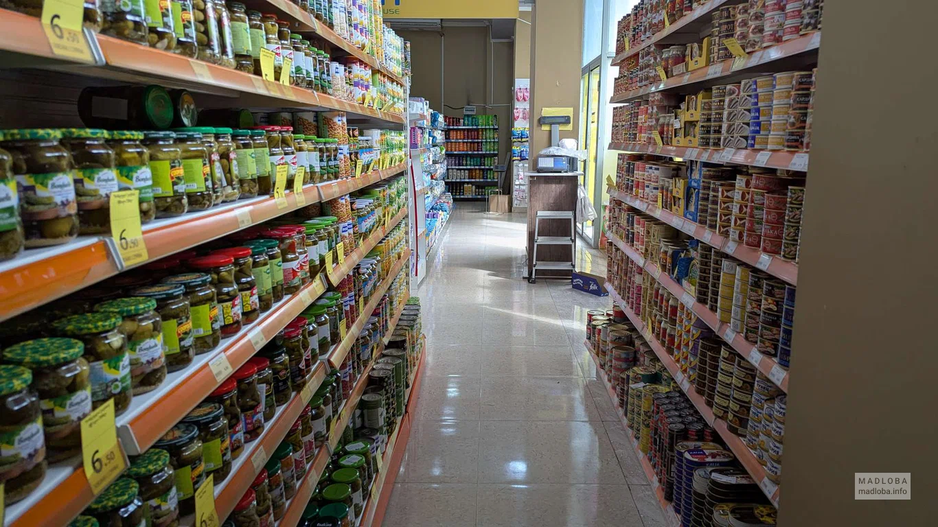 Консервы в супермаркете