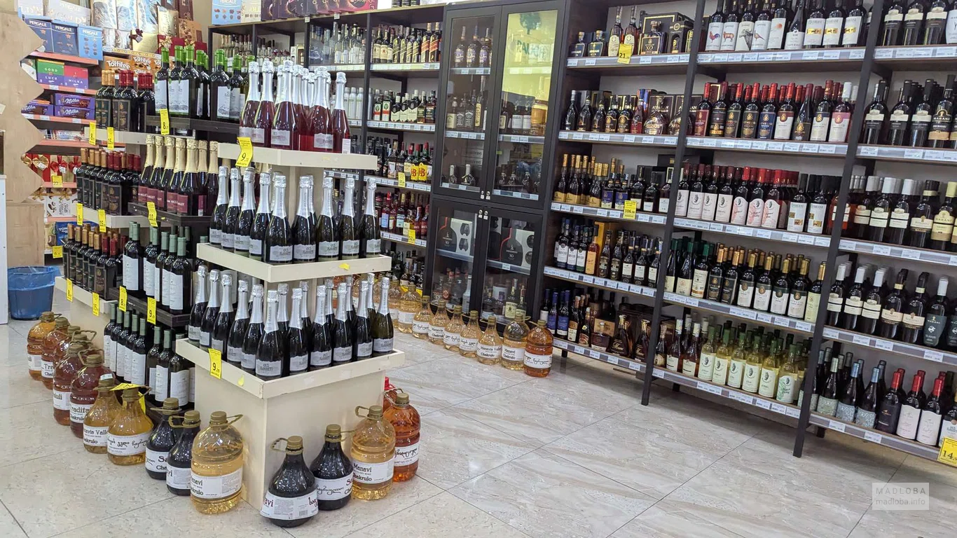 Алкогольные напитки в супермаркете