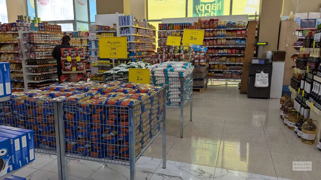 Ассортимент продуктов в супермаркете