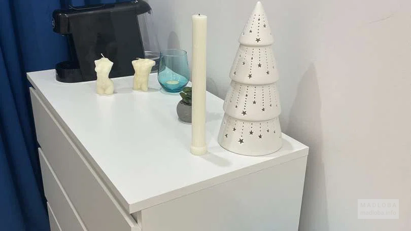 Комод с декором