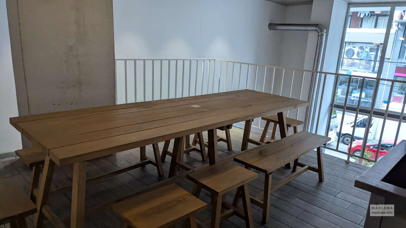 Большой стол в кофейне Urban Roastery & Coffee