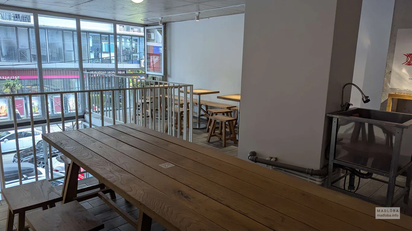 Столы в кофейне Urban Roastery & Coffee