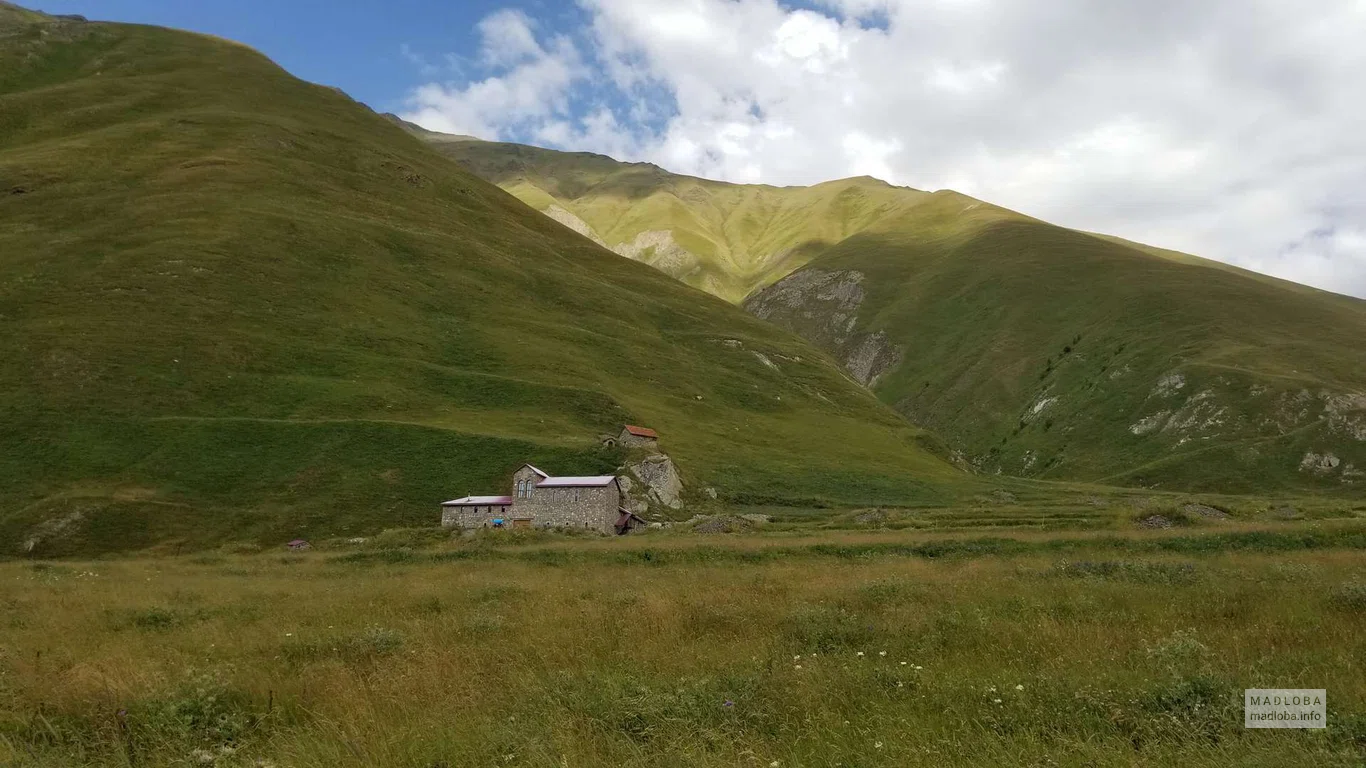 Здания у подножия горы в ущелье Трусо