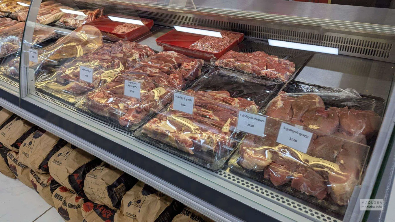 Говядина и свинина в мясном магазине VASKA