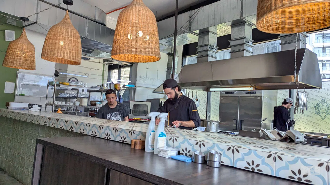 Работники ресторана Vartsikhe Marani Restaurant Batumi
