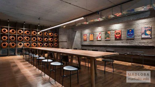 Стол для гостей в баре Vineria