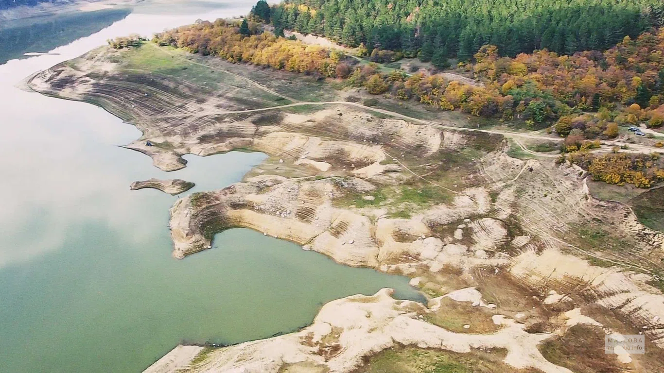 Вид сверху на удивительные известковые берега Водохранилища Алгети