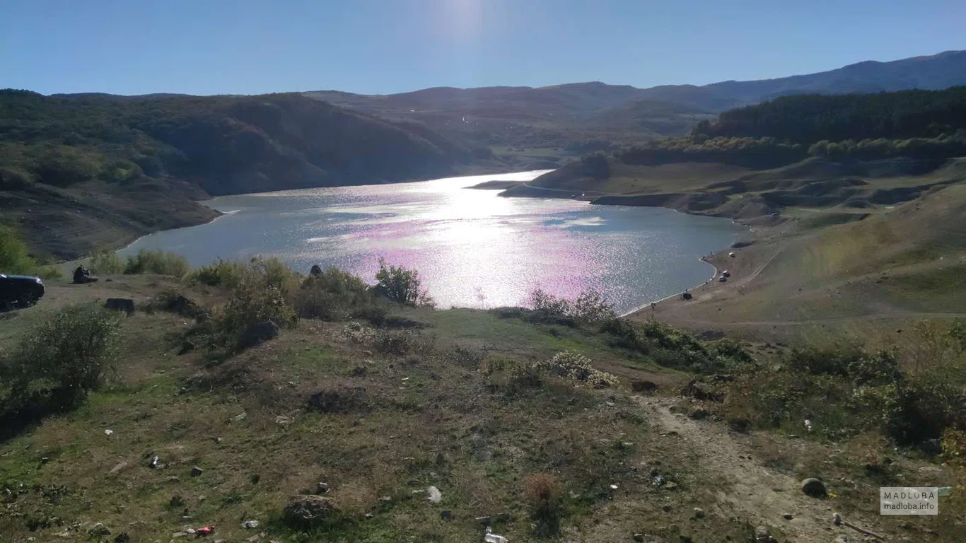 Розовый оттенок на Водохранилище Алгети от преломления солнечных лучей