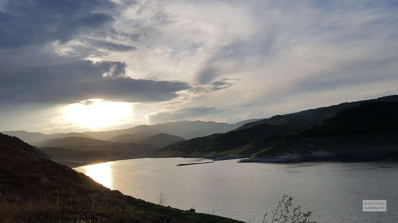 Завораживающий вид на Водохранилище Алгети во время заката солнца