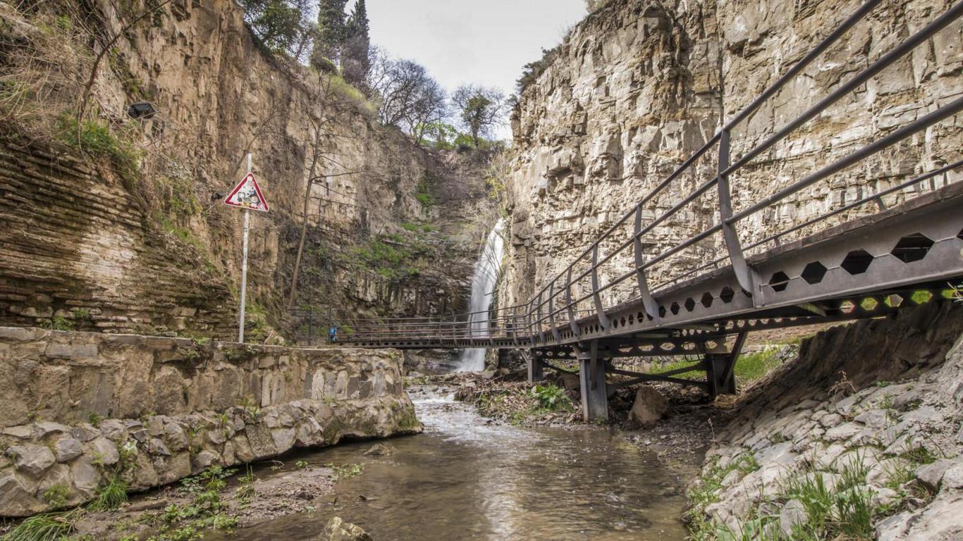 Legvtakhevi Waterfall