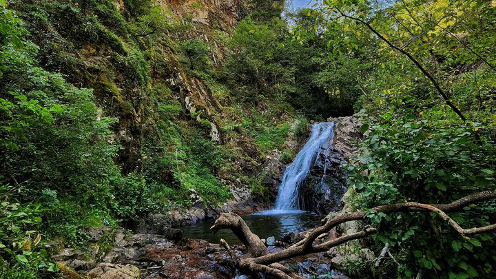 Bizhnisi Waterfall